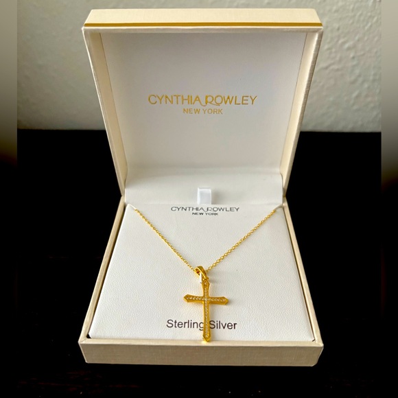 NEW Cynthia Rowley Gold Cross Necklace - Picture 1 of 4